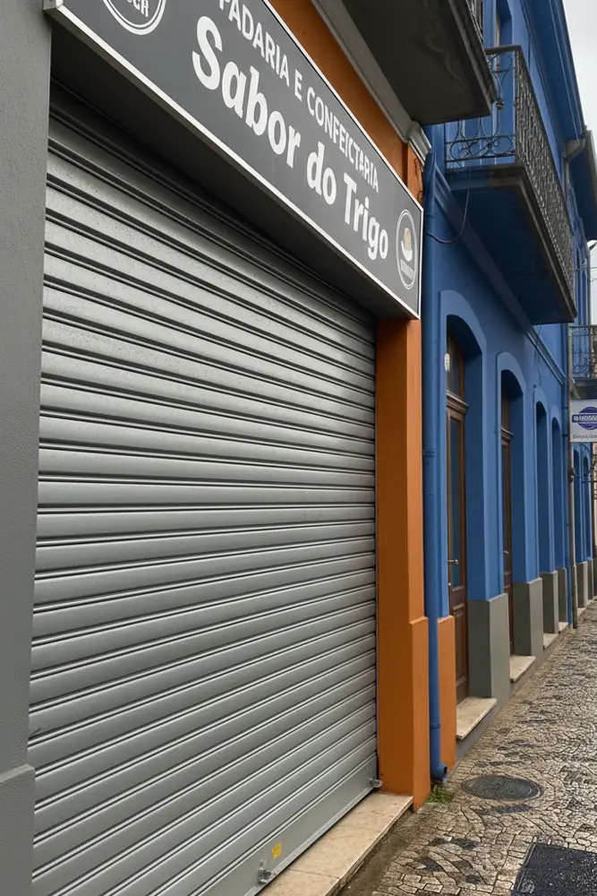 MANUTENÇÃO DE PORTA DE ENROLAR, CONSERTO DE PORTA DE ENROLAR, REPARO DE PORTA DE ENROLAR, PORTA DE ENROLAR AUTOMÁTICA, PORTA DE ENROLAR MANUAL, PORTA DE ENROLAR DE AÇO, PORTA DE ENROLAR COMERCIAL, PORTA DE ENROLAR RESIDENCIAL, PORTA DE ENROLAR INDUSTRIAL, MANUTENÇÃO PORTA AUTOMÁTICA, MOTOR PARA PORTA DE ENROLAR, PORTA DE ENROLAR NÃO SOBE, PORTA DE ENROLAR NÃO DESCE, PORTA DE ENROLAR TRAVADA, PORTA DE ENROLAR QUEBRADA, PORTA DE ENROLAR EMERGÊNCIA, PORTA DE ENROLAR URGENTE, PORTA DE ENROLAR PREÇO, ORÇAMENTO PORTA DE ENROLAR, PORTA DE ENROLAR DE AÇO GALVANIZADO.